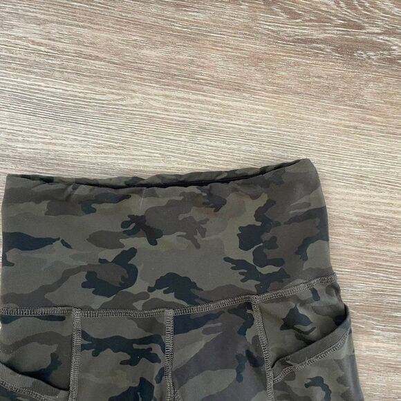 Strut This camo high rise crop Leggings - Picture 5 of 9